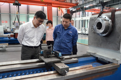 甘肅省委常委、副省長張錦剛在星火機床公司調研