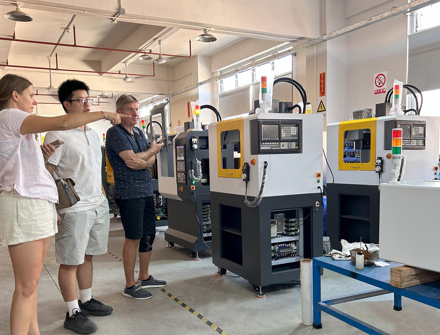 捷克客戶蒞臨育菁裝備考察桌面級加工中心，深化技術交流合作